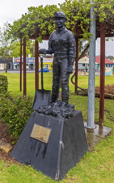 Miners Statue at Rotary Park in Kurri Kurri (1).jpg
